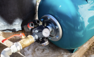 A water supply system with a hydraulic tank and a well filter.